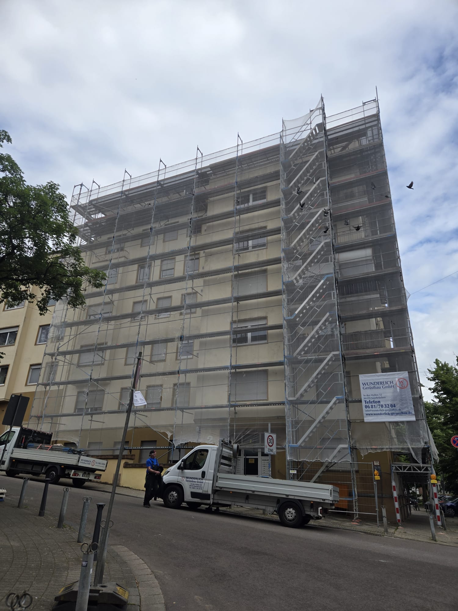 Baugerüst an einer Fassade – Gerüstbau im Saarland von Wunderlich