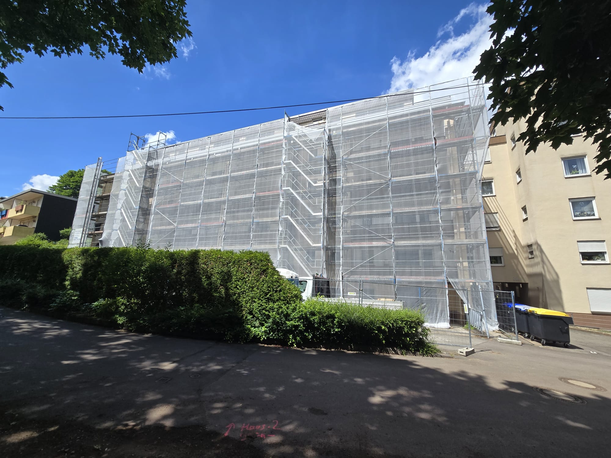 Eingerüstete Fassade – professioneller Gerüstbau im Saarland